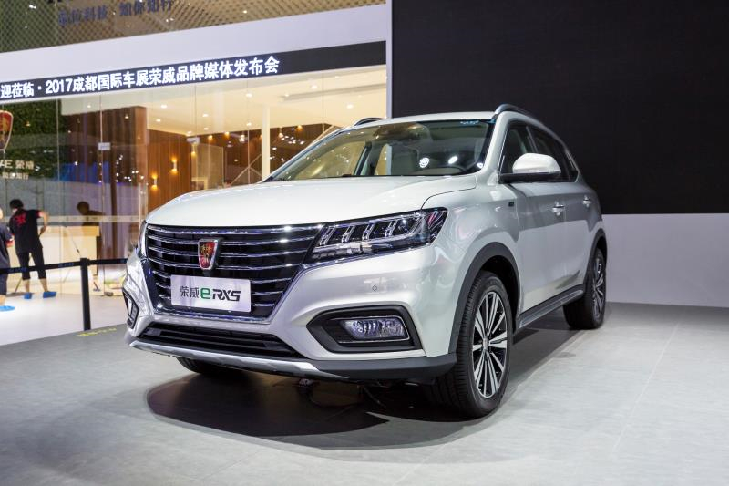 全新荣威950、荣威e950定义“高级轿车” 成都车展亮相售价16.88万起 互联网汽车上市一周年 系统升级带来颠覆式进化