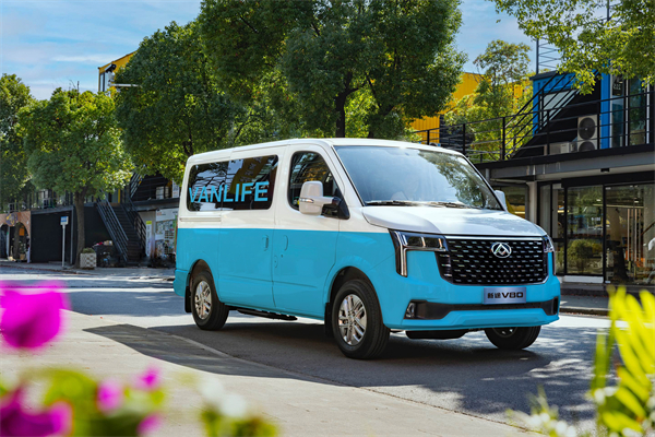 跑得猛、花得少、养得省、全场景！“全场景高价值轻客”上汽大通新途V80 9AT荣耀上市，全面高人一档